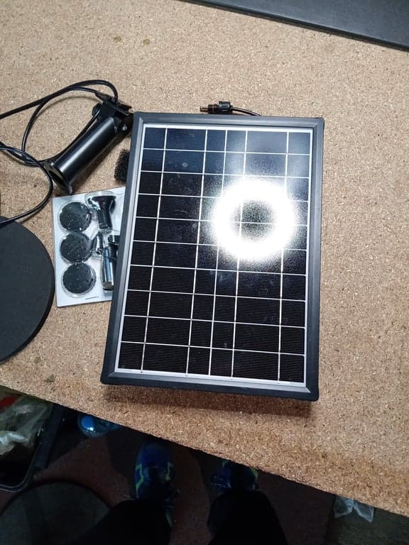Napelem panel 8W 3600 mAh – szettből, egység és 1,5 m-es vízcső nélkül — szökőkút és vízcső hiányzik (állapot: lásd a 2. képet)