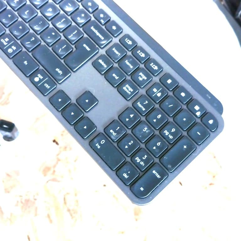 Logitech MX Keys S Vezeték nélküli Billentyűzet, Grafitszürke, Háttérvilágítással — Karcolások és kosz (állapot: lásd a 2. képet)